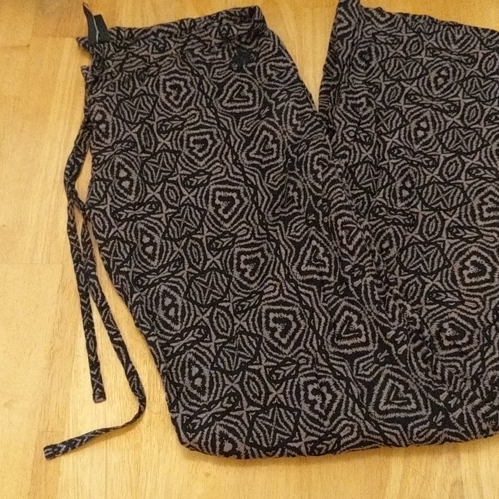 Cute bell-bottom pants.